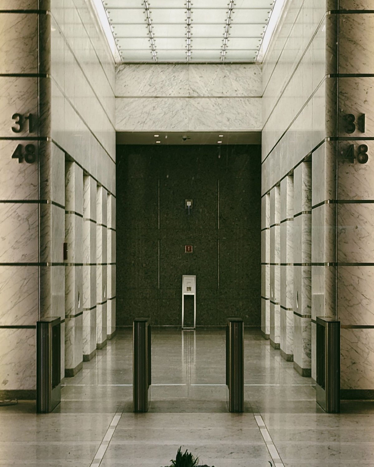Marble lobby — corporate concierge, Zürich